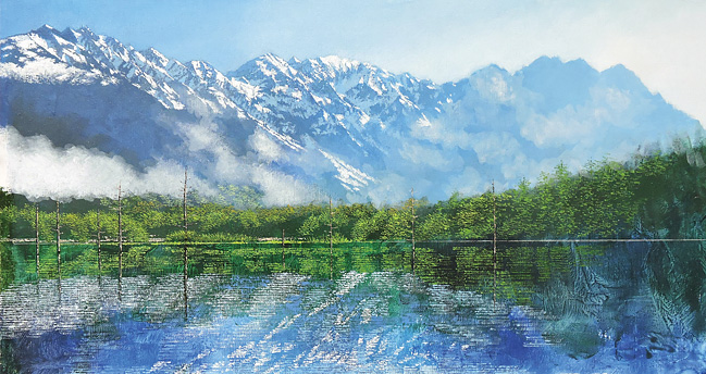 連なる山々が湖面を覆う