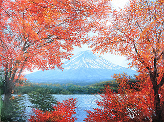 もみじに囲まれた水色の富士